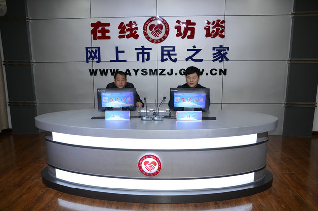 益和熱力公司董事長、總經(jīng)理?xiàng)钣婪逶谖沂芯W(wǎng)上市民之家與廣大用戶群眾及網(wǎng)友進(jìn)行了在線訪談